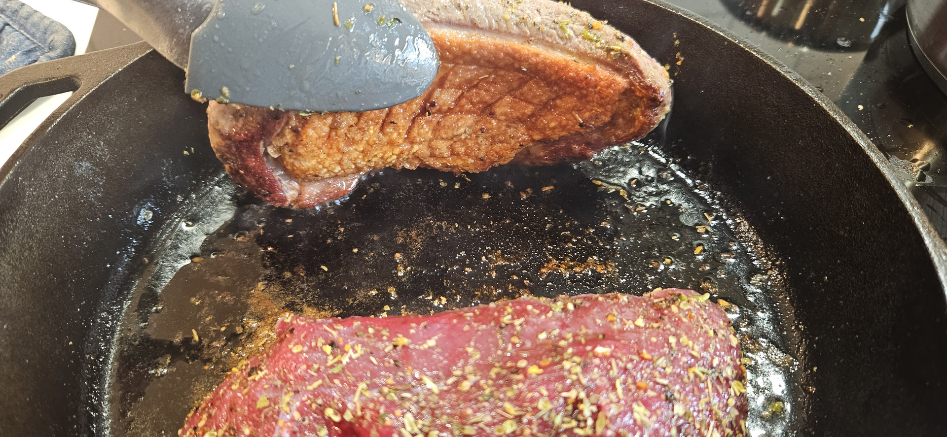 Once the skin is properly browned, turn the breasts and finish them in the oven until the center approaches 54 C.
