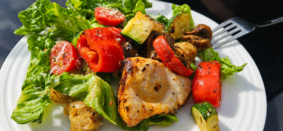 Grillspyd og salat